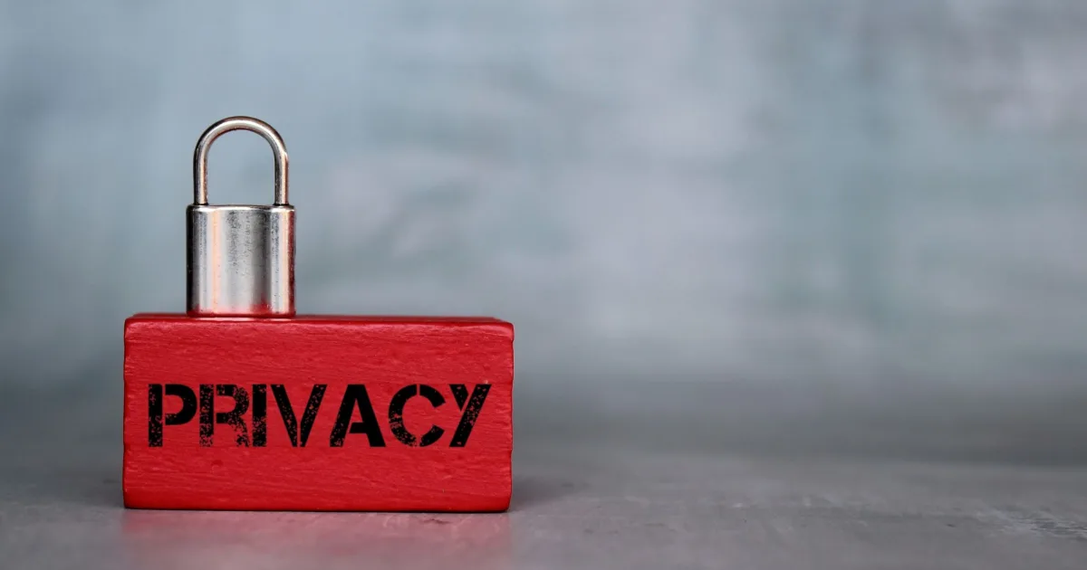 「PRIVACY」と書かれた赤いブロックに南京錠が掛かった写真－プルデンシャル生命の顧客情報持ち出し問題に関する記事のヒーロー画像