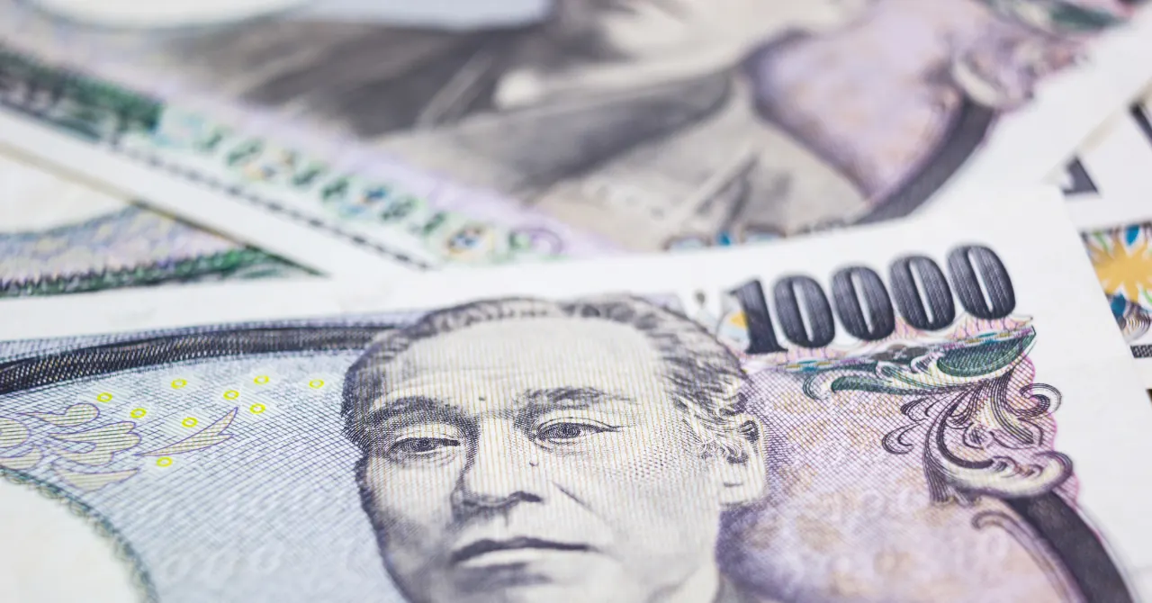 重ねられた日本の一万円札のクローズアップ写真。手前の紙幣には福沢諭吉の肖像と「10000」の数字が大きく写っている